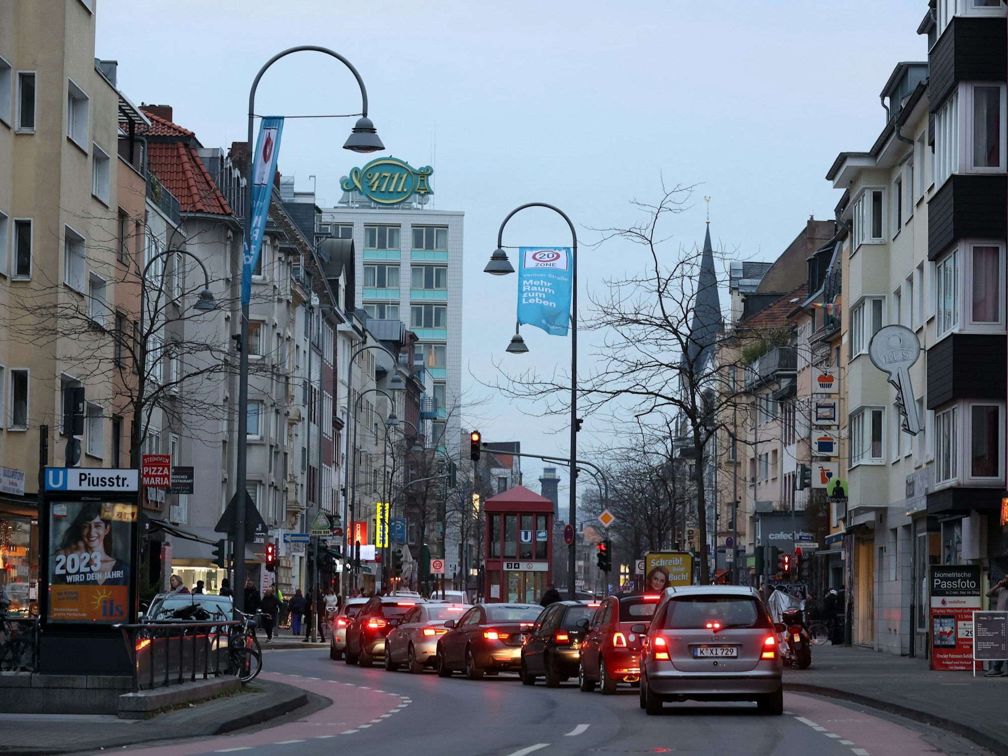 Autos fahren in der Dämmerung über die Venloer Straße in Köln.