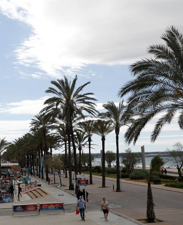 Hotels und Geschäfte am Strand von Arenal.