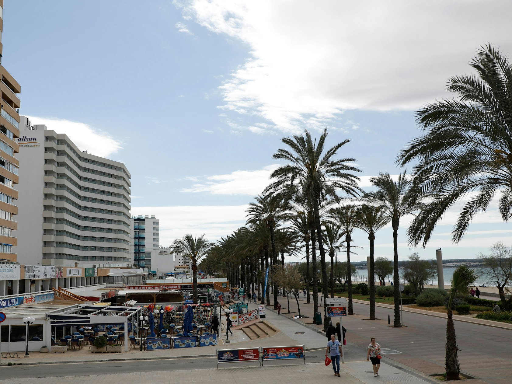 Hotels und Geschäfte am Strand von Arenal.