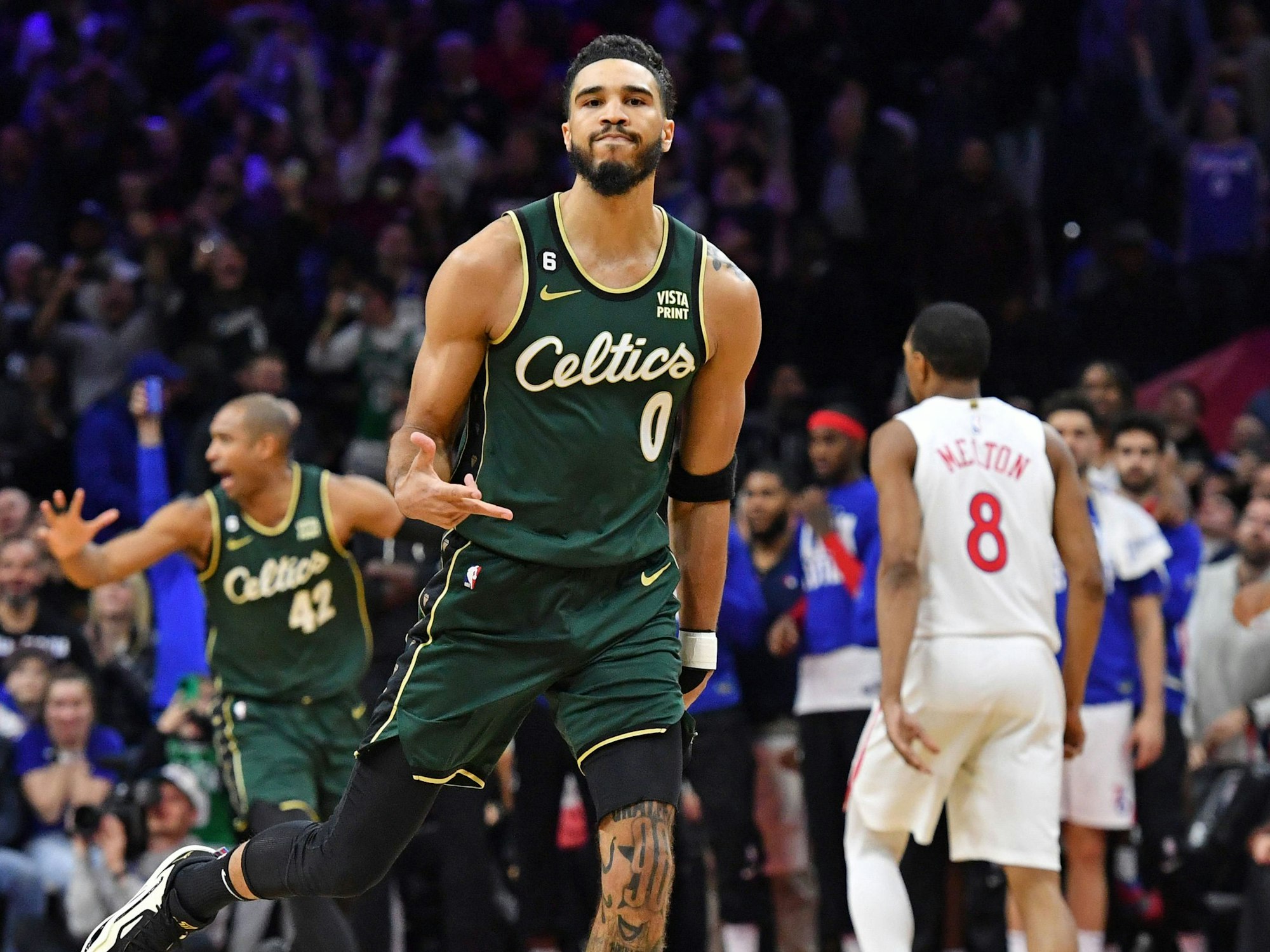 Jayson Tatum jubelt nach seinem entscheidenden Wurf zum Sieg.