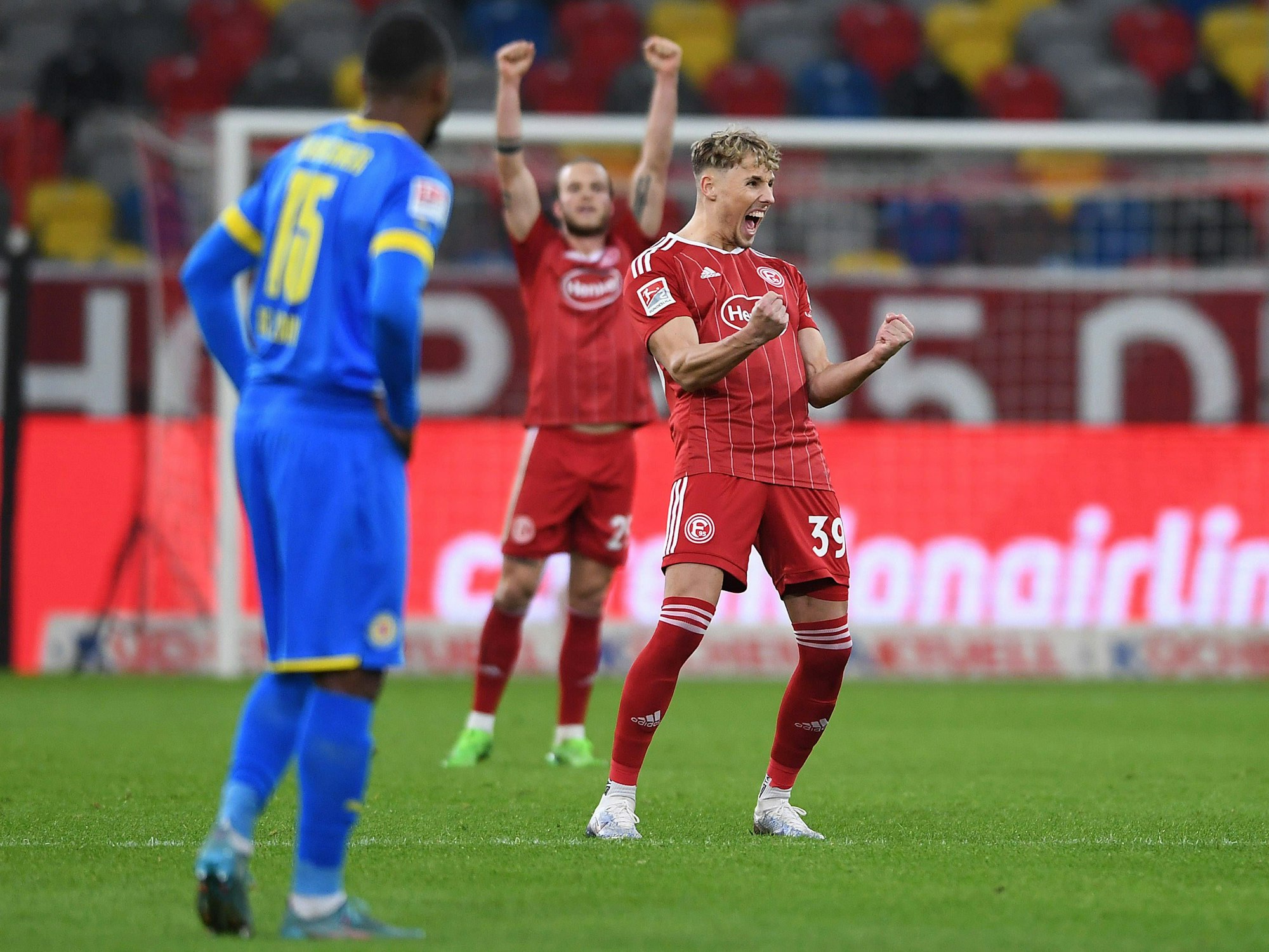 Jona Niemiec jubelt über sein Tor zum 3:1 gegen Eintracht Braunschweig.