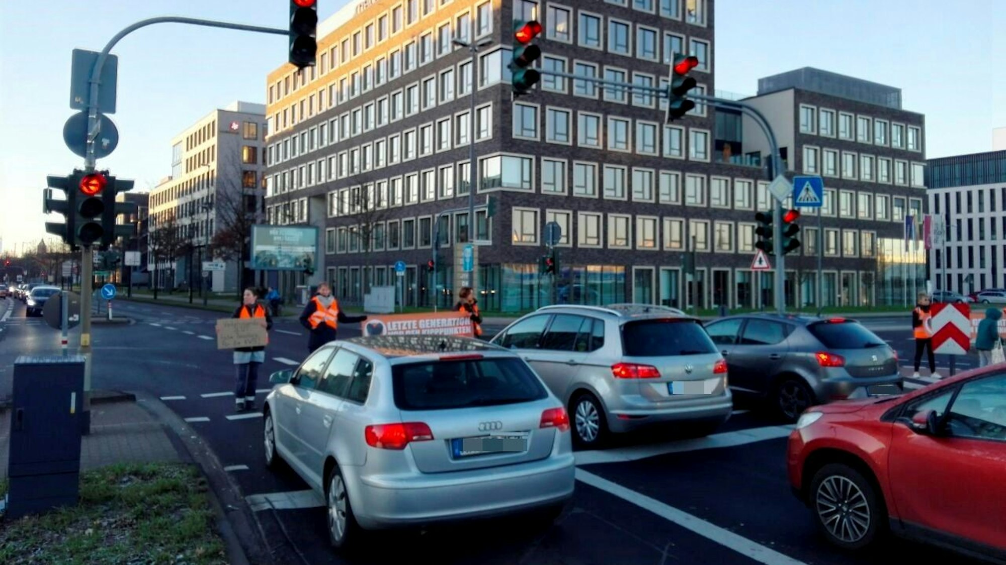 Drei Mitglieder der „Letzten Generation“ stehen am Montag (27. Februar 2023) auf der Straße des 17. Juni und blockieren den Verkehr.