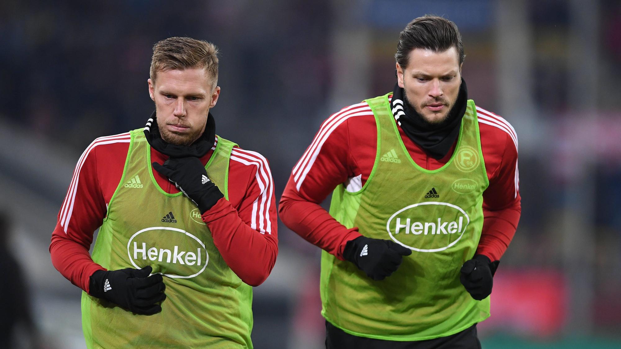 Rouwen Hennings und Daniel Ginczek wärmen sich beim Spiel gegen Magdeburg an der Seitenlinie auf.