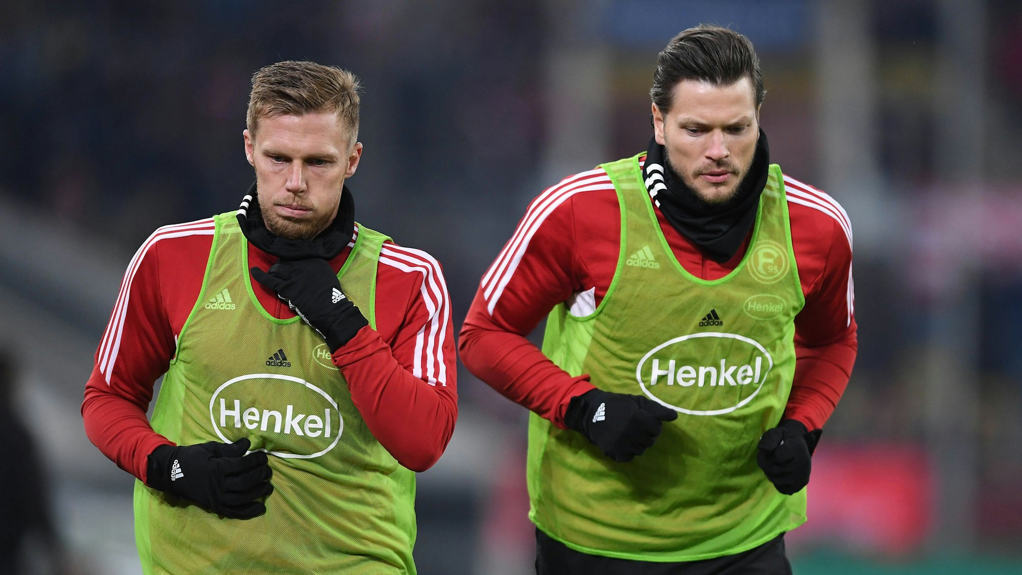 Rouwen Hennings und Daniel Ginczek wärmen sich beim Spiel gegen Magdeburg an der Seitenlinie auf.