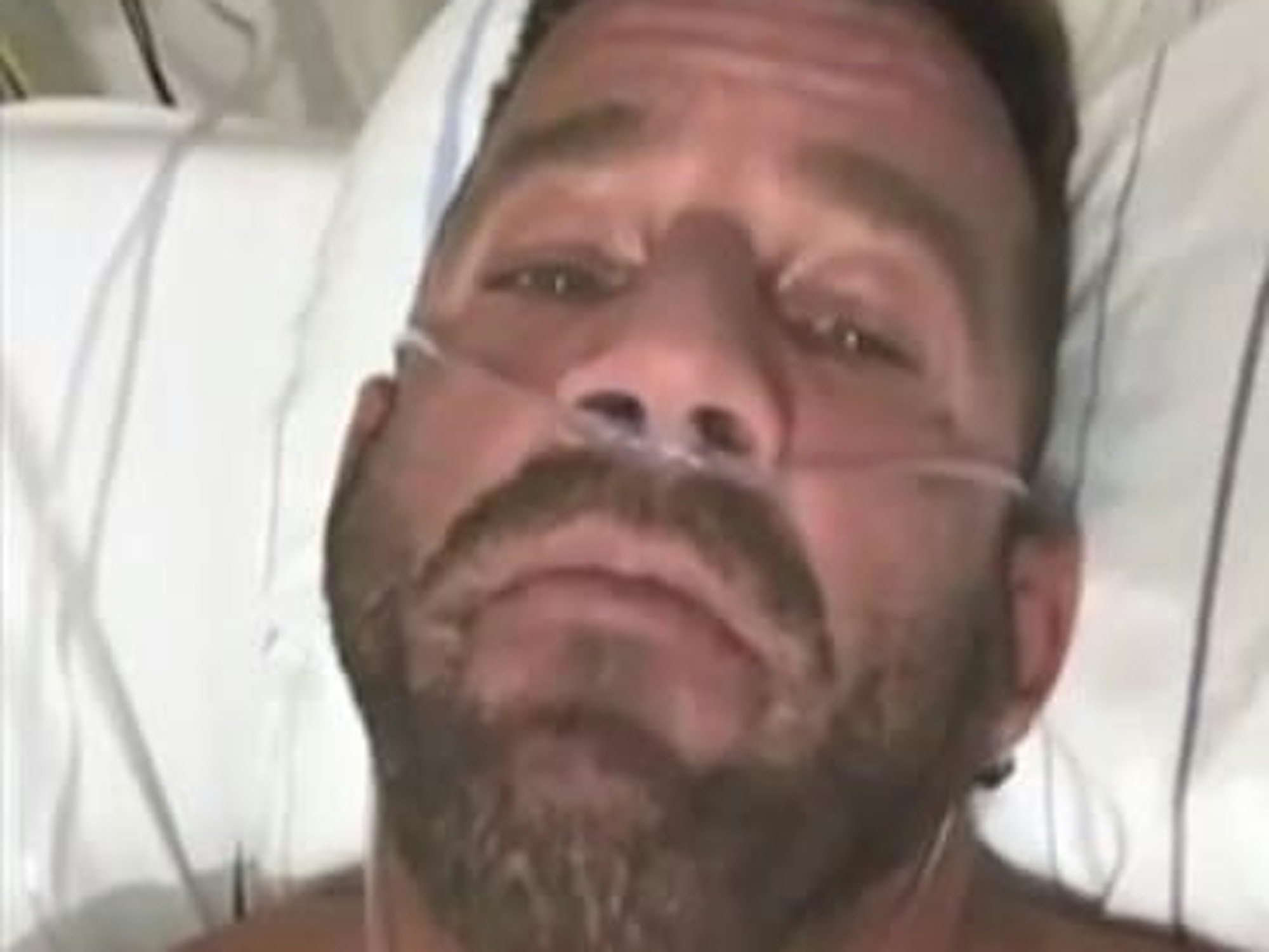 Bodybuilder und YouTube-Star Hollywood Matze brach bei einem Wettkampf zusammen und lag anschließend mit Verdacht auf Nierendysfunktion und Herzrhythmusstörungen auf der Intensivstation.