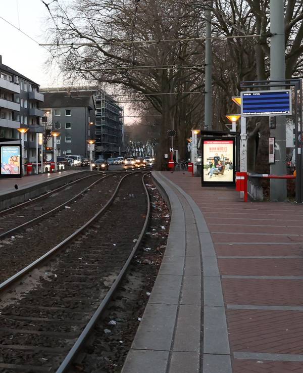 An einer Haltestelle wartet niemand.