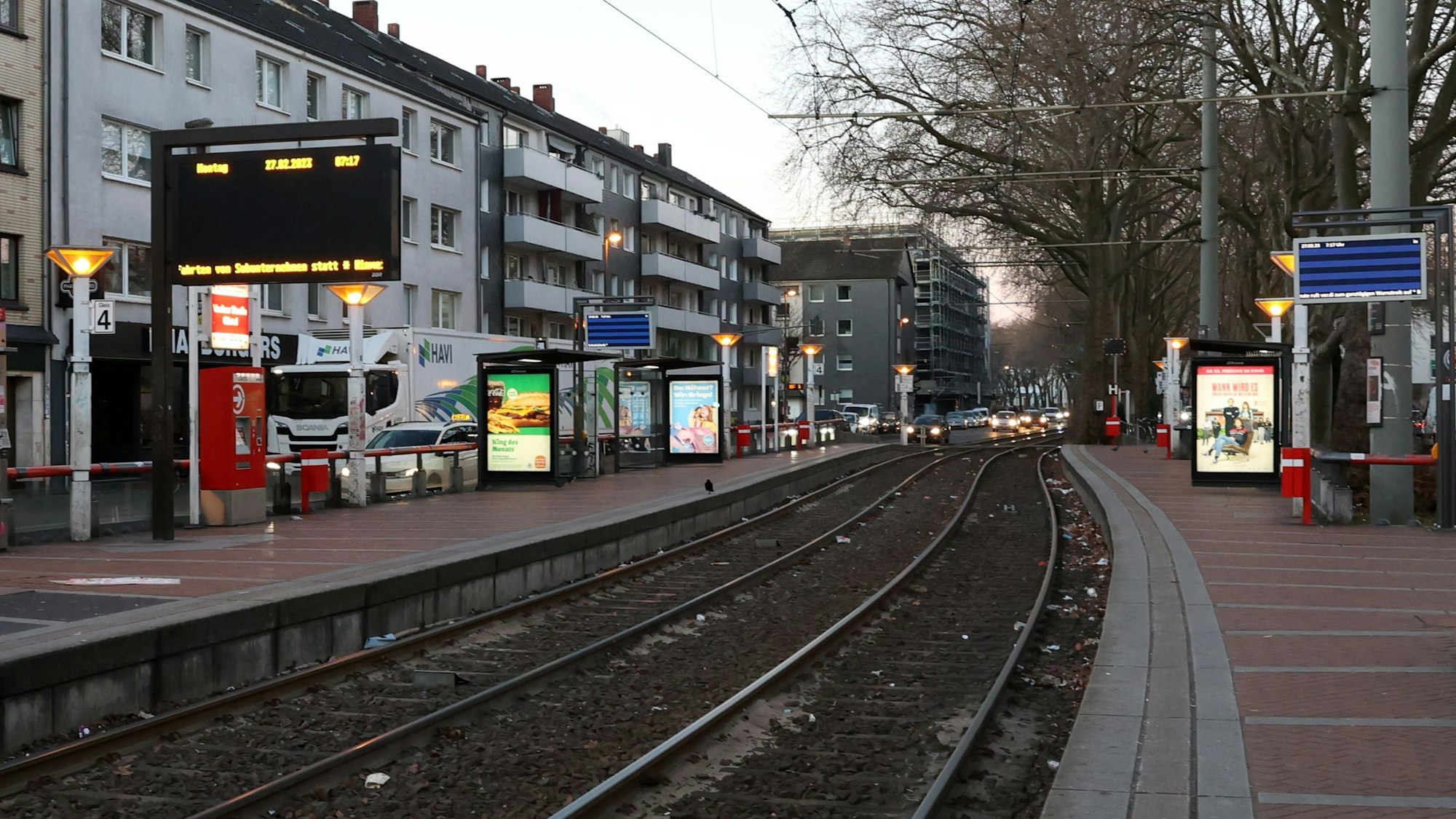 An einer Haltestelle wartet niemand.