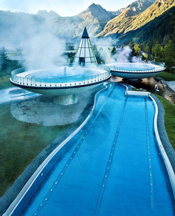 Die schwebenden Becken der Therme Aqua Dome im Ötztal