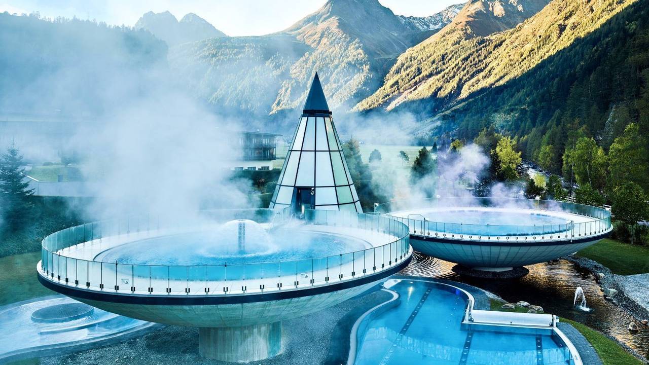 Die schwebenden Becken der Therme Aqua Dome im Ötztal
