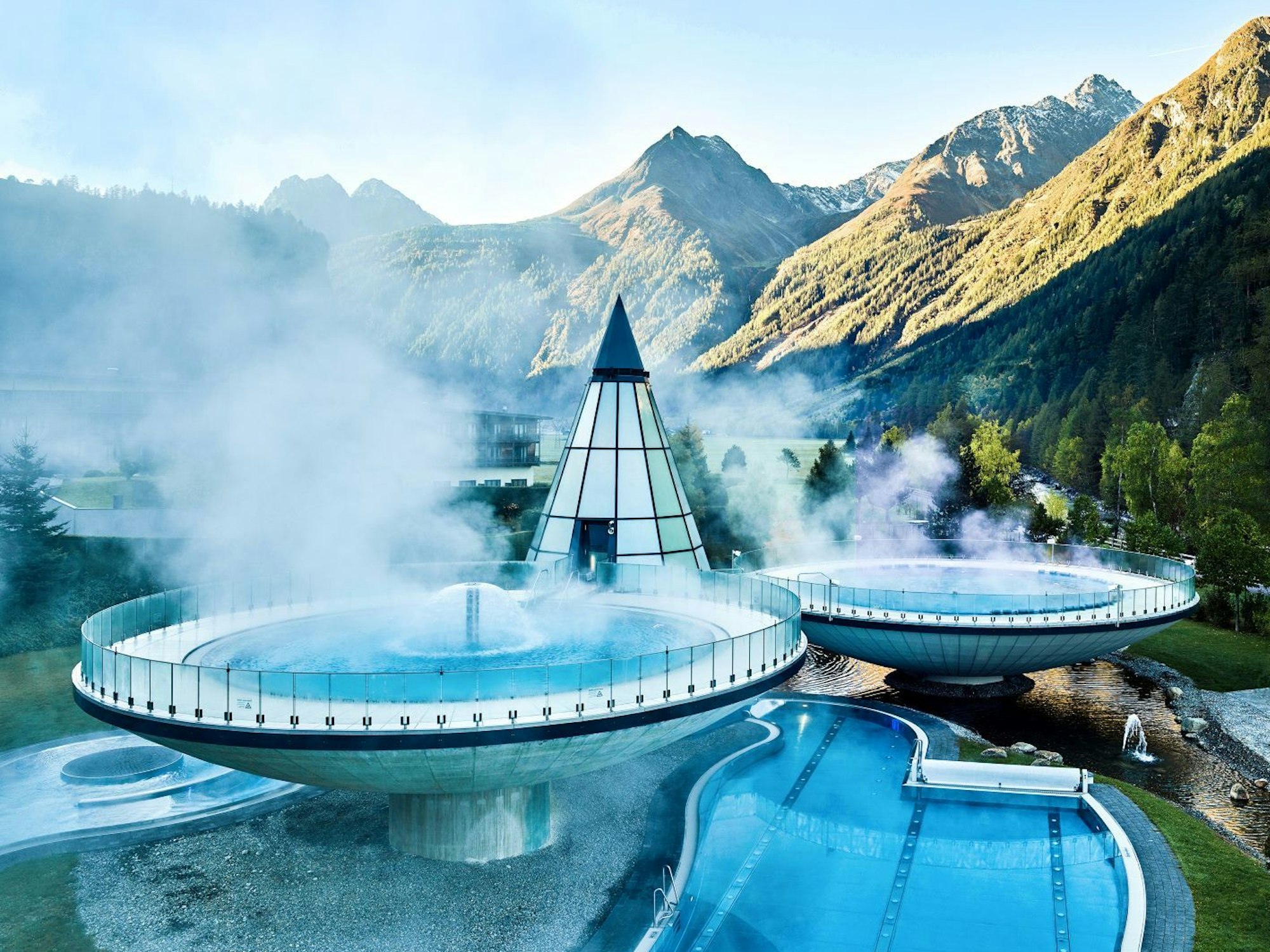 Die schwebenden Becken der Therme Aqua Dome im Ötztal