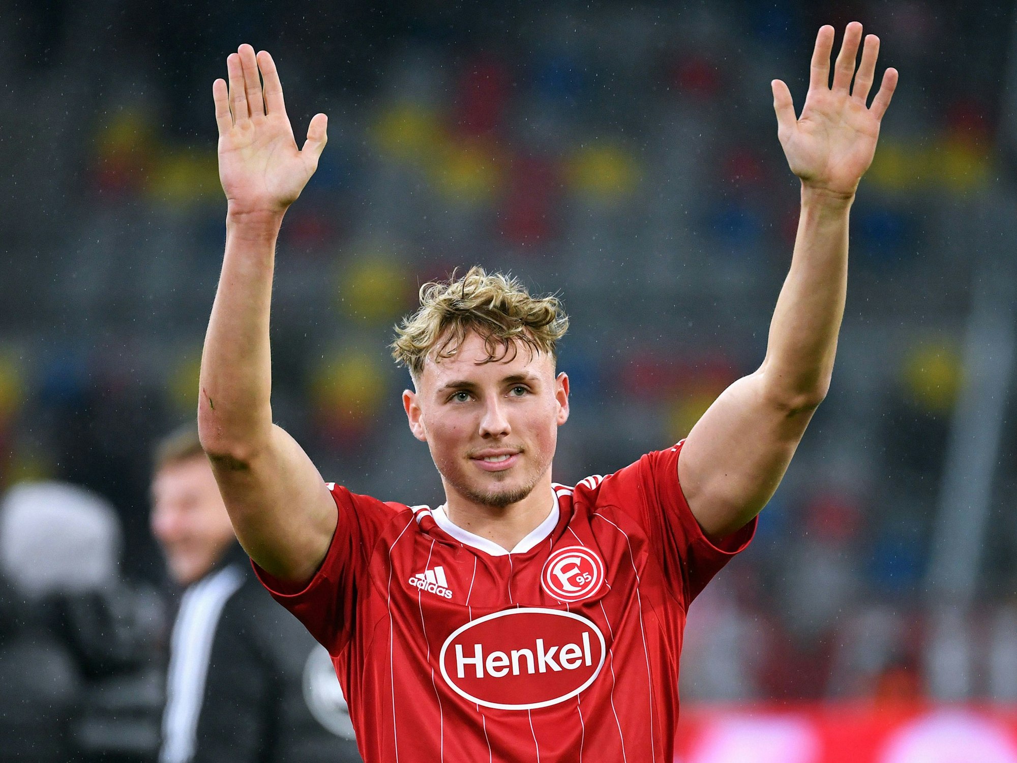 Jona Niemiec jubelt über sein Tor gegen Eintracht Braunschweig.