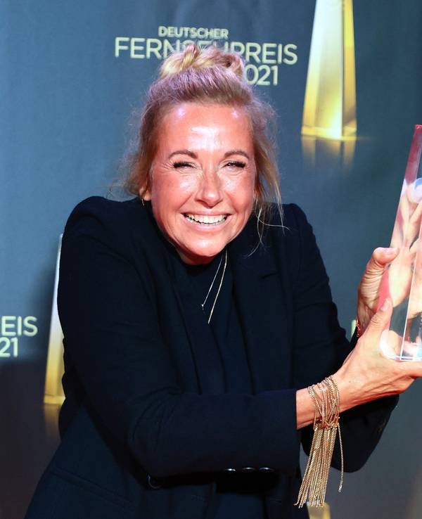 Moderatorin Andrea Kiewel freut sich nach der Verleihung des Deutschen Fernsehpreises 2021 im Tanzbrunnen über die Auszeichnung in der Kategorie „Beste Moderation/Einzelleistung Unterhaltung“.