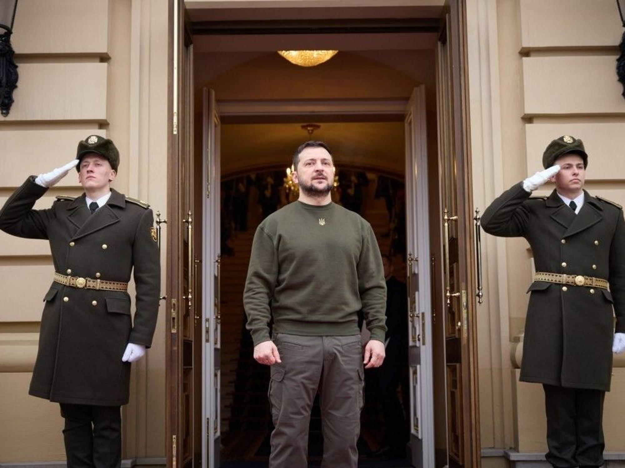Wolodymyr Selenskyj, Präsident der Ukraine, erwartet die Ankunft des niederländischen Premierministers Rutte im Februar 2023.
