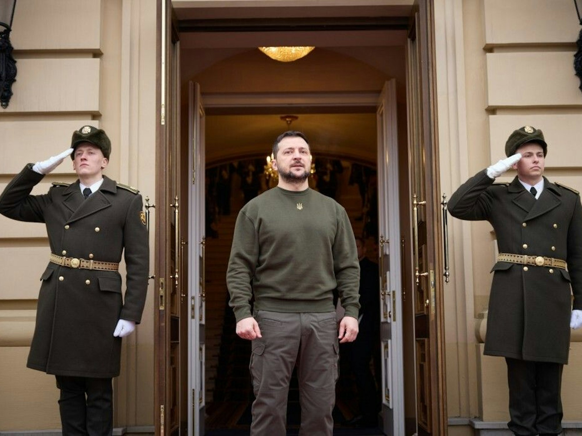 Wolodymyr Selenskyj, Präsident der Ukraine, erwartet die Ankunft des niederländischen Premierministers Rutte im Februar 2023.