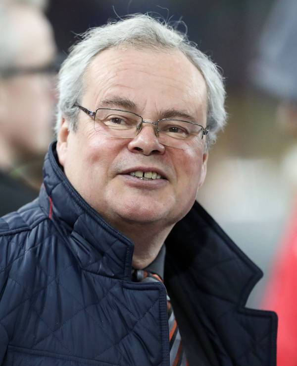 Paul Jäger steht im Stadion.