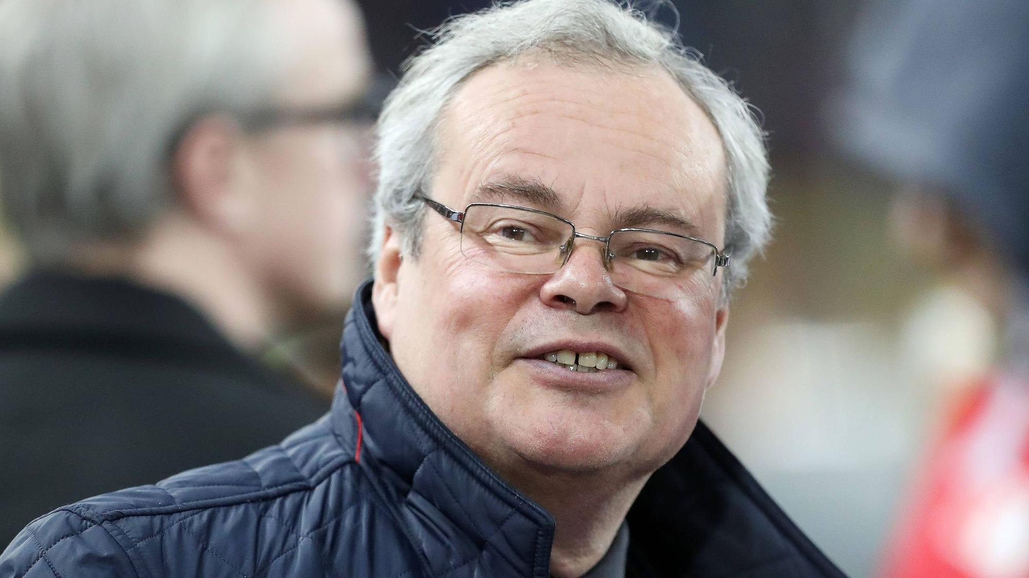 Paul Jäger steht im Stadion.