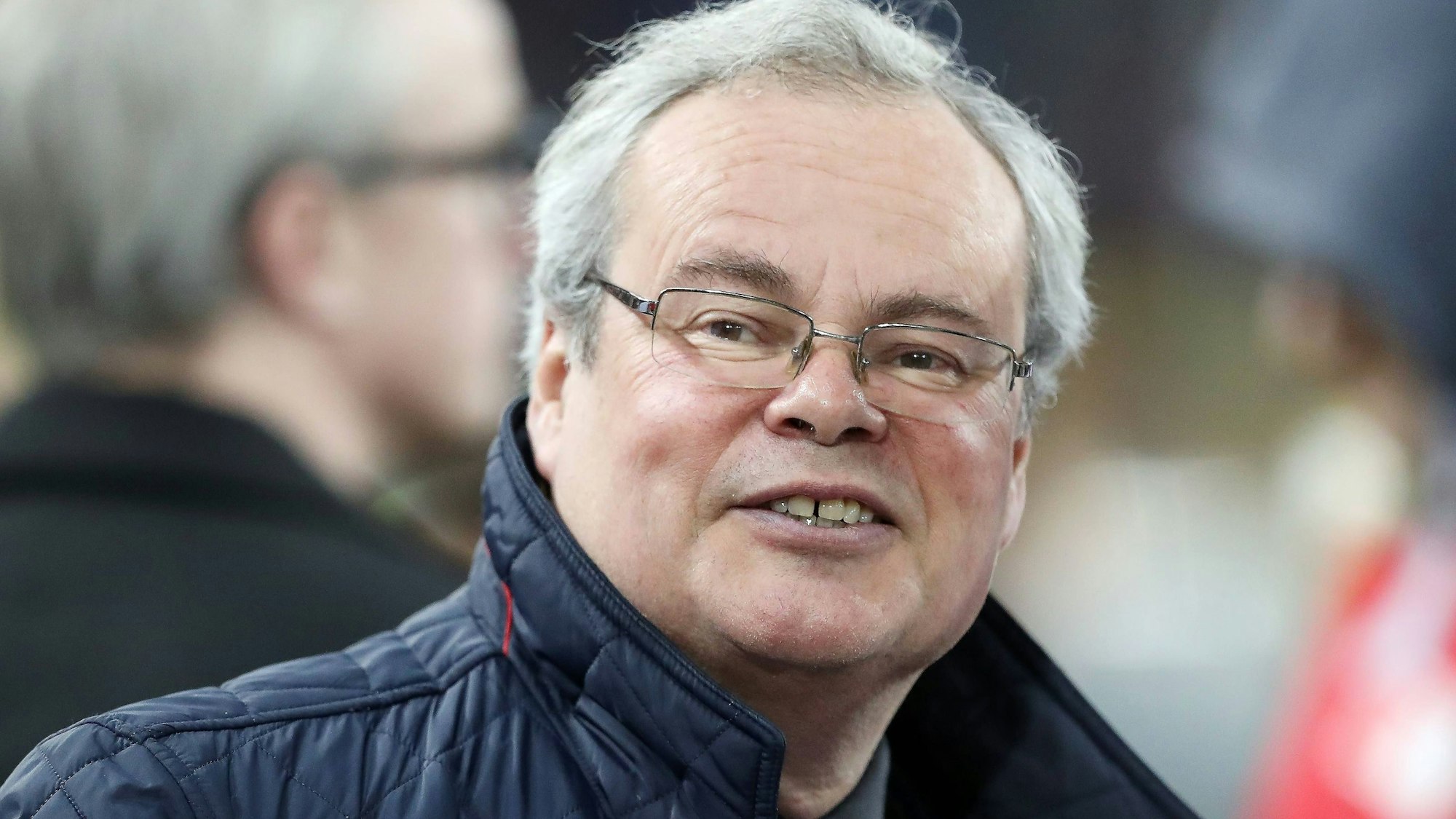 Paul Jäger steht im Stadion.