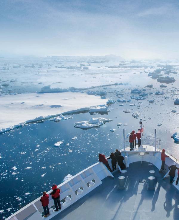 Unser Archivbild (2014) zeigt Menschen auf einer Kreuzfahrt in der Antarktis, hier mit Hapag-Lloyd. Ein Kreuzfahrtschiff und seine Besatzung wurde nun Zeuge eines spektakulären Naturschauspiels mitten im Meer.