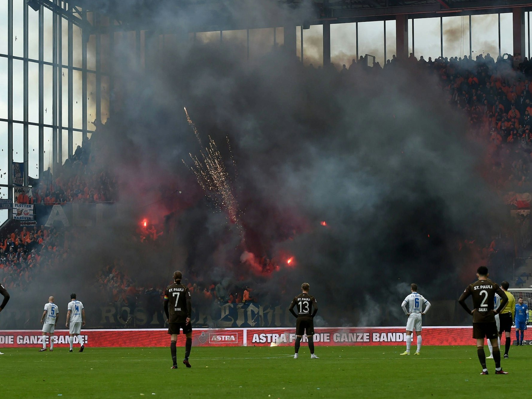 Fans aus Rostock zünden bengalisches Feuer und Pyrotechnik.