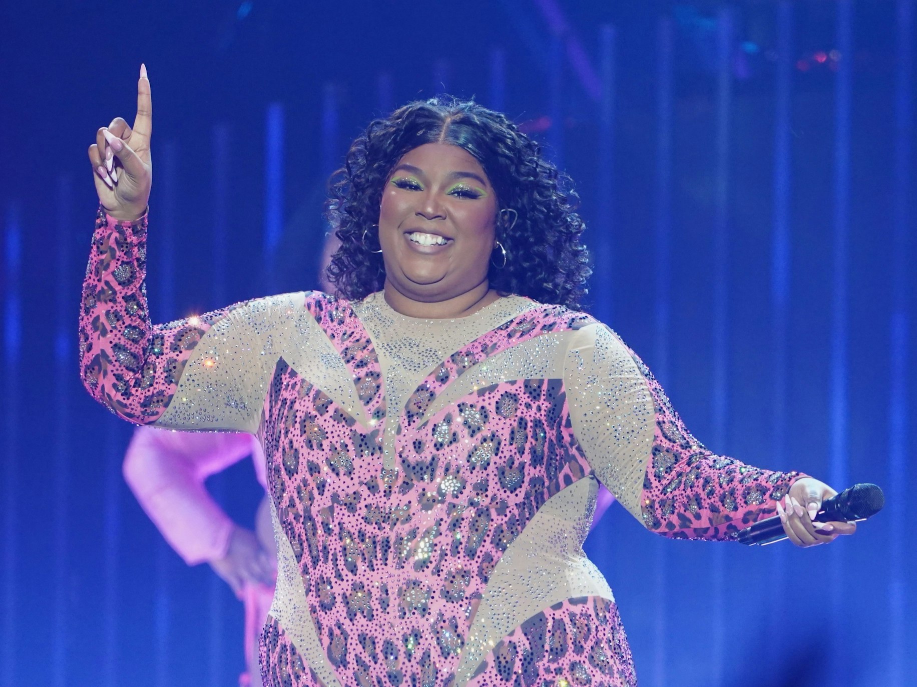 Die US-amerikanische Sängerin Lizzo, hier auf der Bühne in der Barclays Arena im Februar 2023 in Hamburg, spricht offen über ihre Sexualität und die Verbundenheit zur queeren-community.
