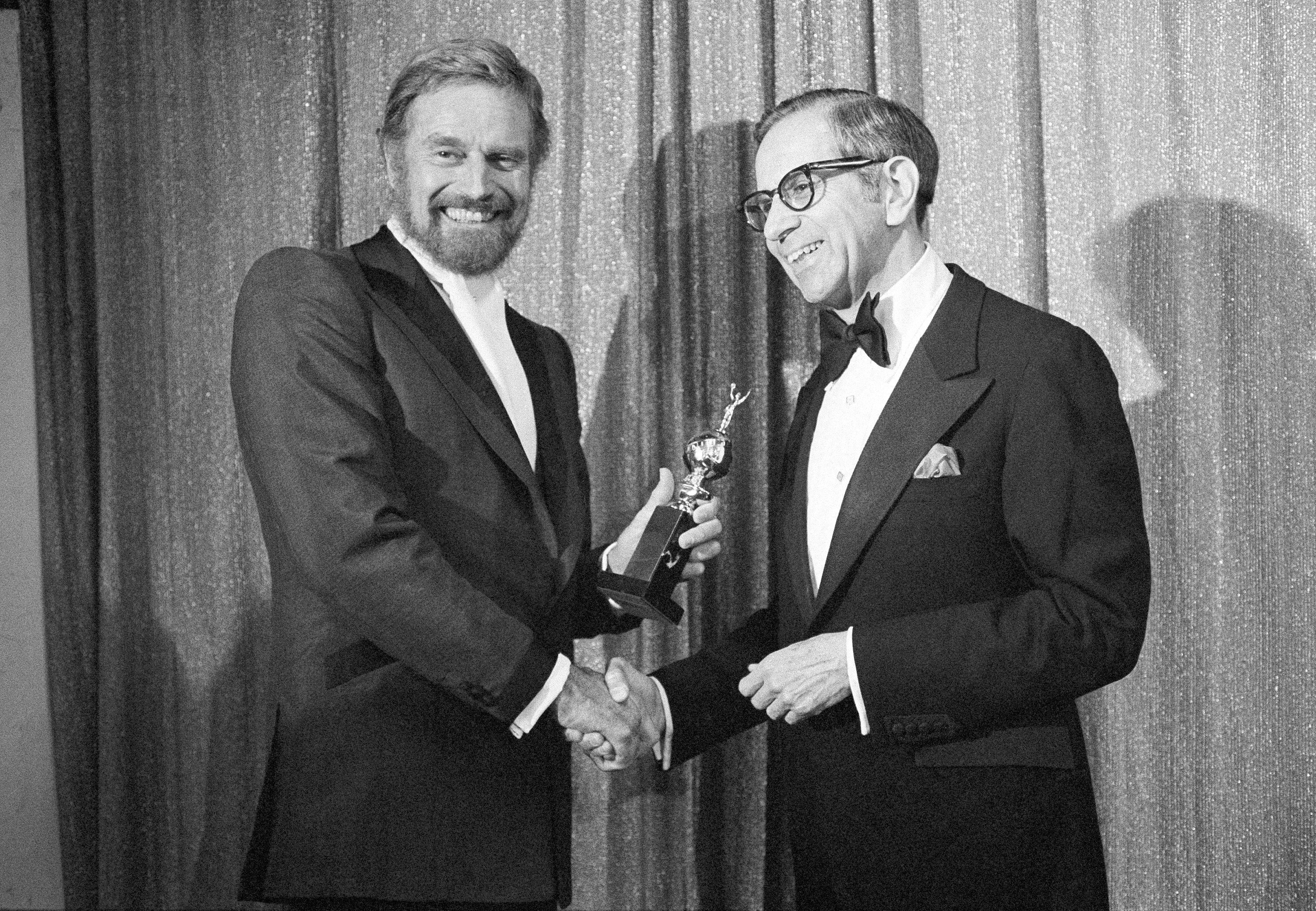 Walter Mirisch (rechts) im Januar 1977 im Rahmen der Golden-Globe-Verleihung mit Schauspieler Charles Heston.