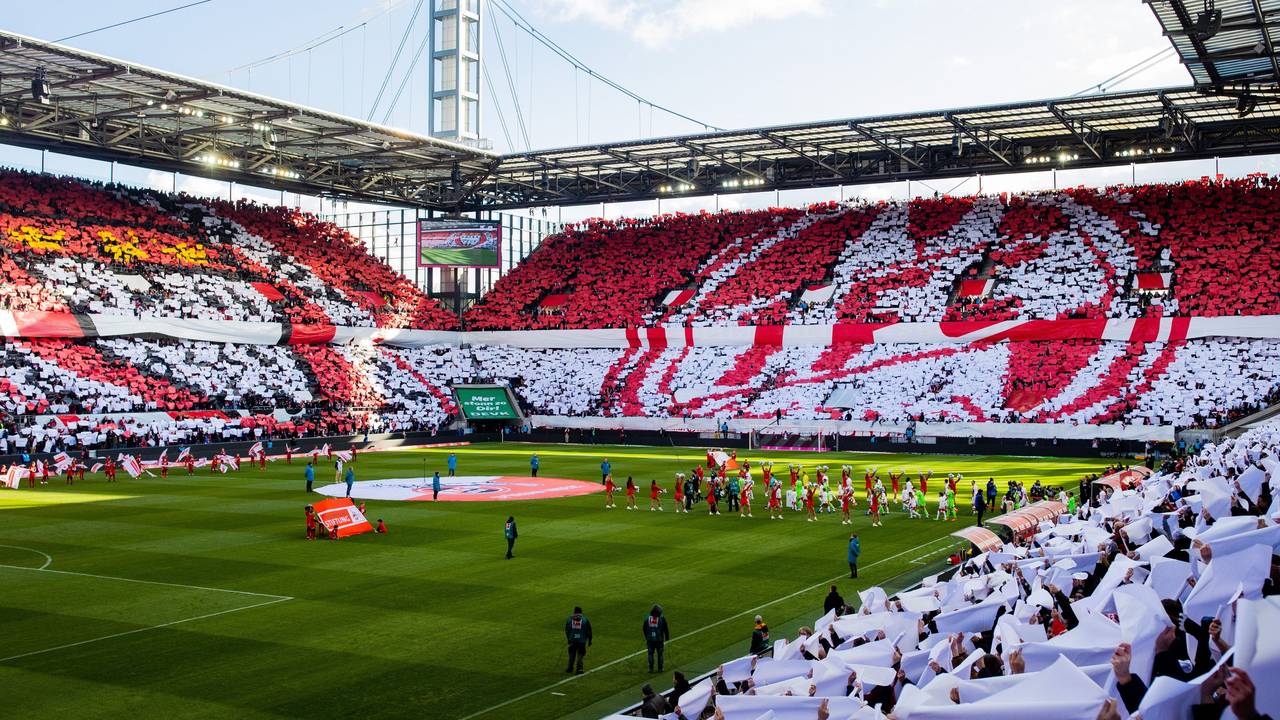 Das ganze Rhein-Energie-Stadion zeigt zum 75-jährigen Jubiläum des 1. FC eine Choreografie.