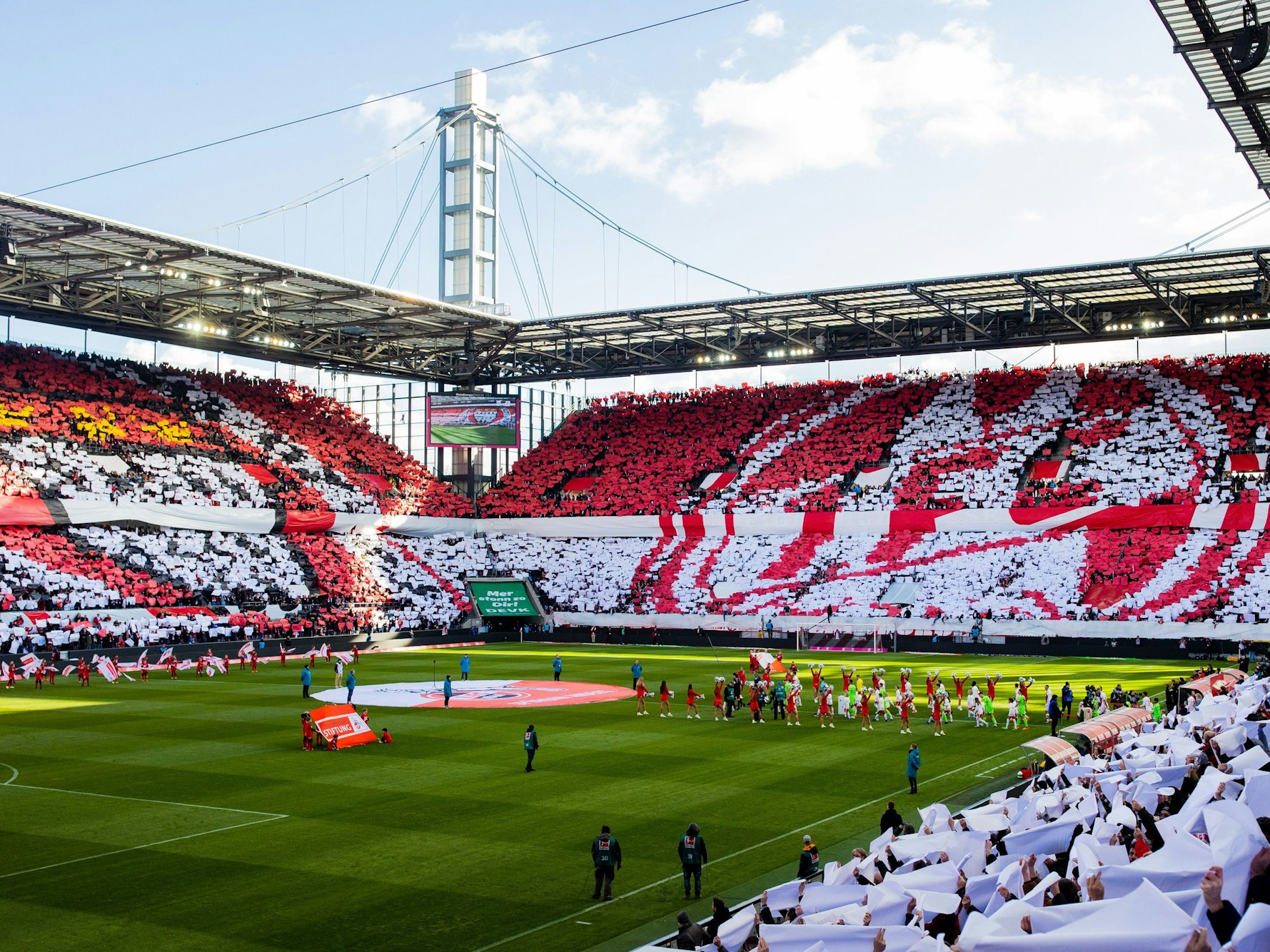 Das ganze Rhein-Energie-Stadion zeigt zum 75-jährigen Jubiläum des 1. FC eine Choreografie.