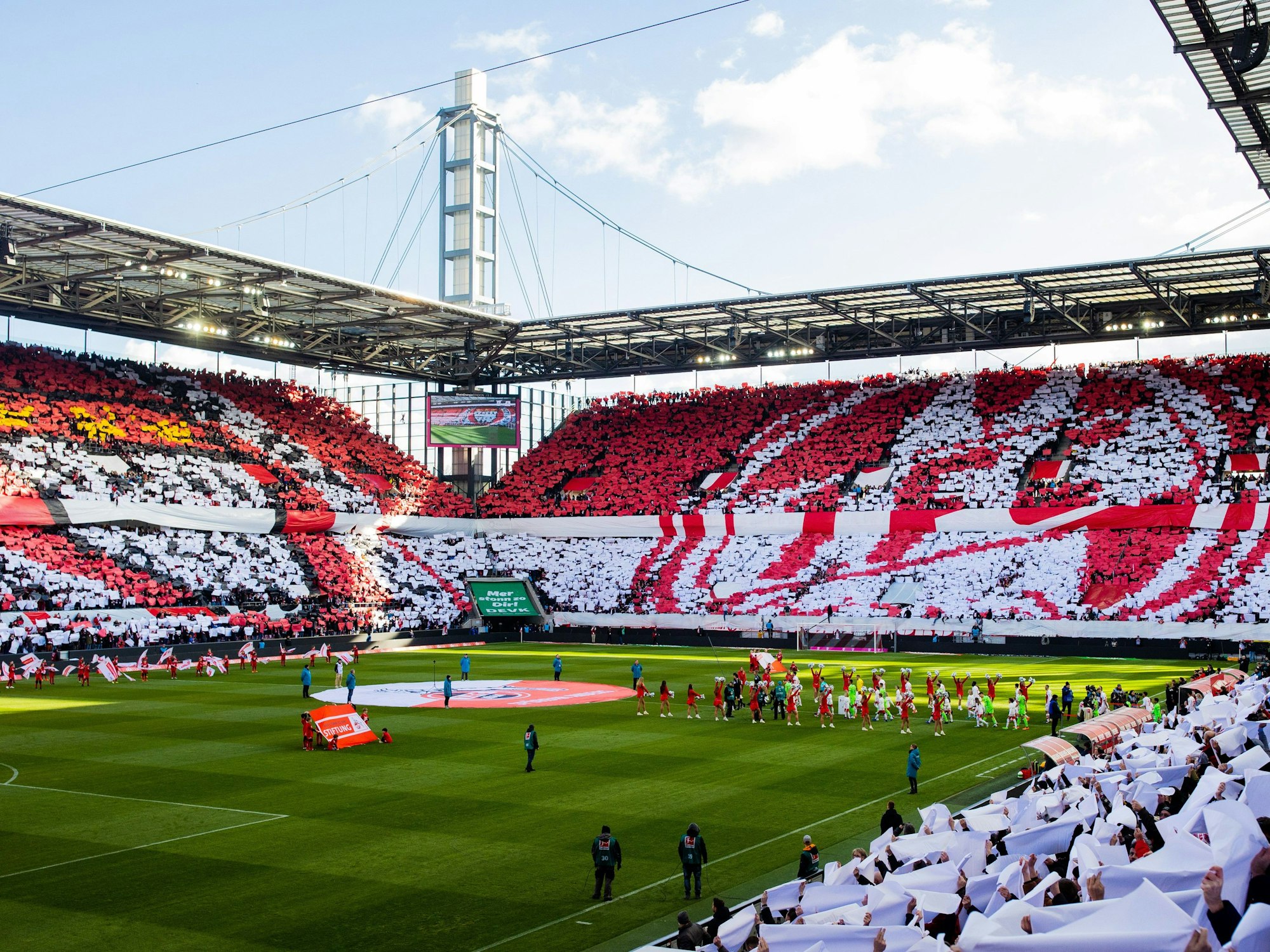 Das ganze Rhein-Energie-Stadion zeigt zum 75-jährigen Jubiläum des 1. FC eine Choreografie.