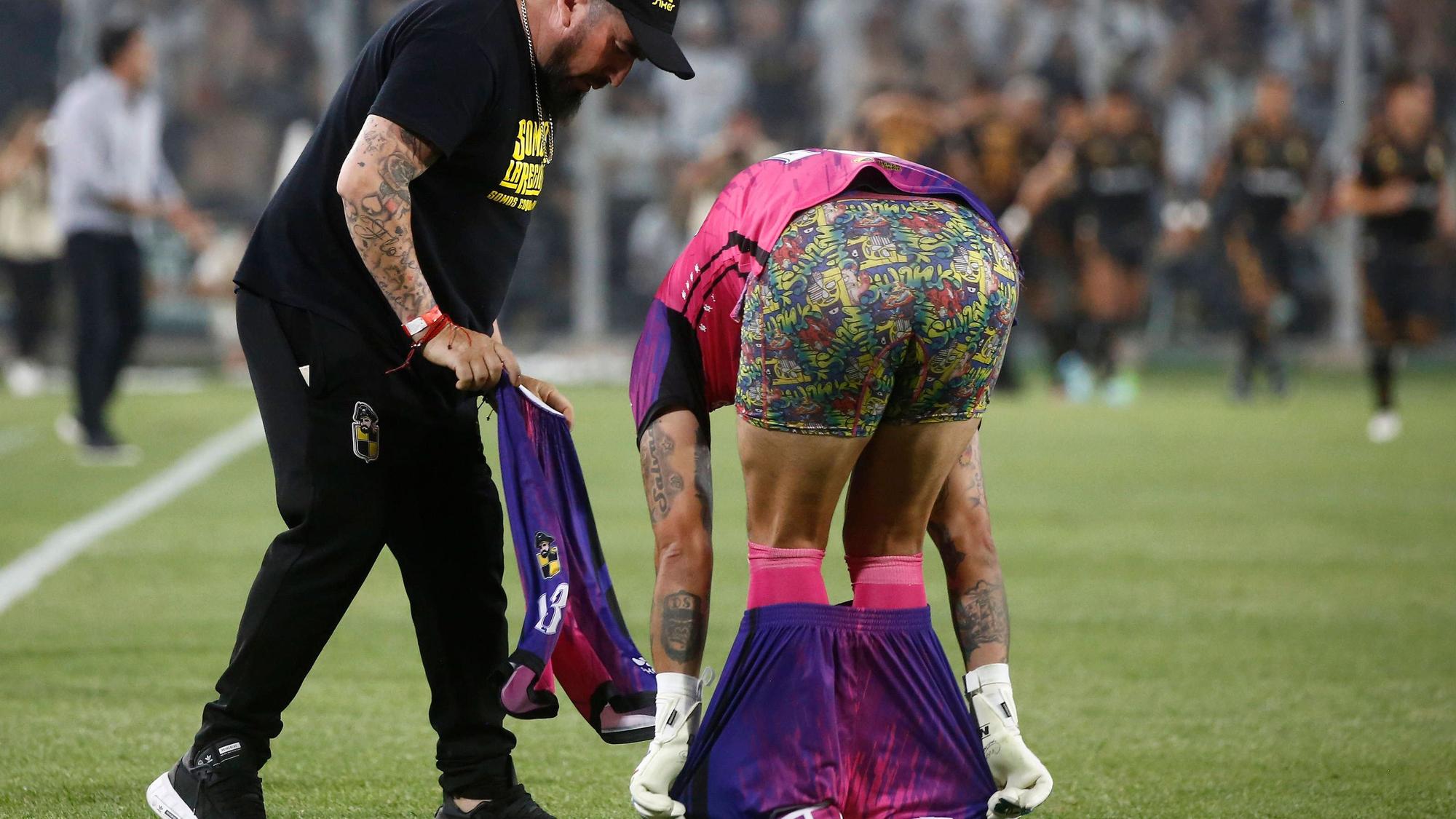 Torwart Diego Sánchez lässt im Spiel von Coquimbo Unido bei Colo Colo die Hosen runter und zieht sich auf dem Platz eine neue Shorts an.