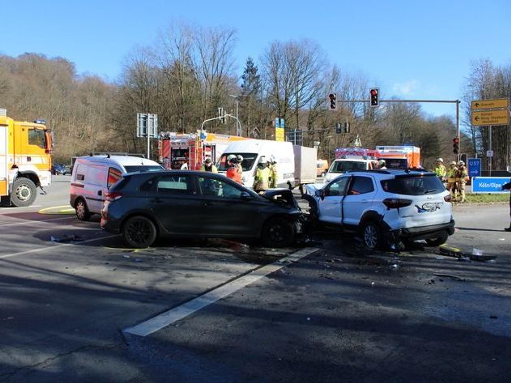 Unfallstelle in Bensberg mit drei beteiligten Fahrzeugen.