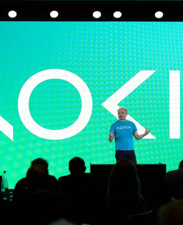 Nokia CEO Pekka Lundmark präsentiert das neue Nokia Logo auf dem Mobile World Congress (MWC), dem größten jährlichen Treffen der Telekommunikationsbranche in Barcelona im Februar 2023.