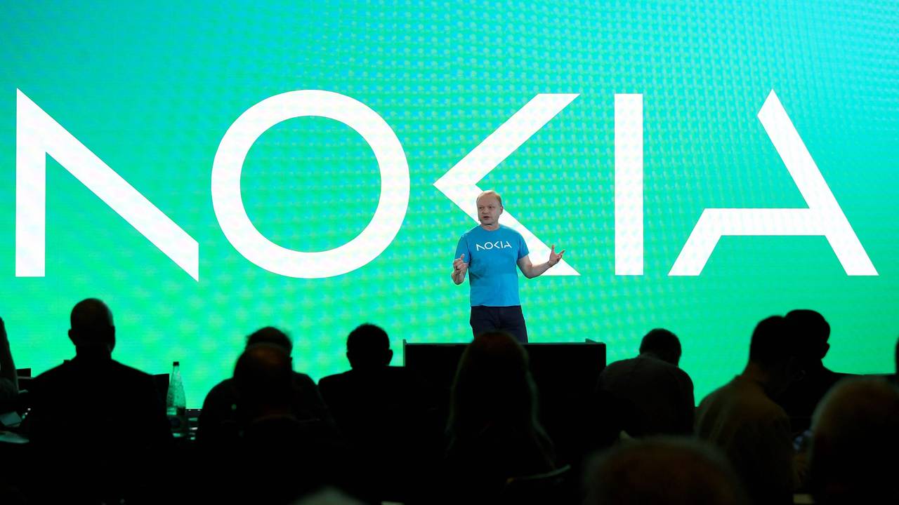 Nokia CEO Pekka Lundmark präsentiert das neue Nokia Logo auf dem Mobile World Congress (MWC), dem größten jährlichen Treffen der Telekommunikationsbranche in Barcelona im Februar 2023.