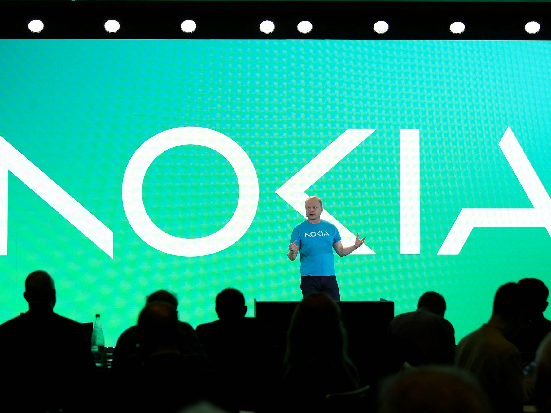 Nokia CEO Pekka Lundmark präsentiert das neue Nokia Logo auf dem Mobile World Congress (MWC), dem größten jährlichen Treffen der Telekommunikationsbranche in Barcelona im Februar 2023.