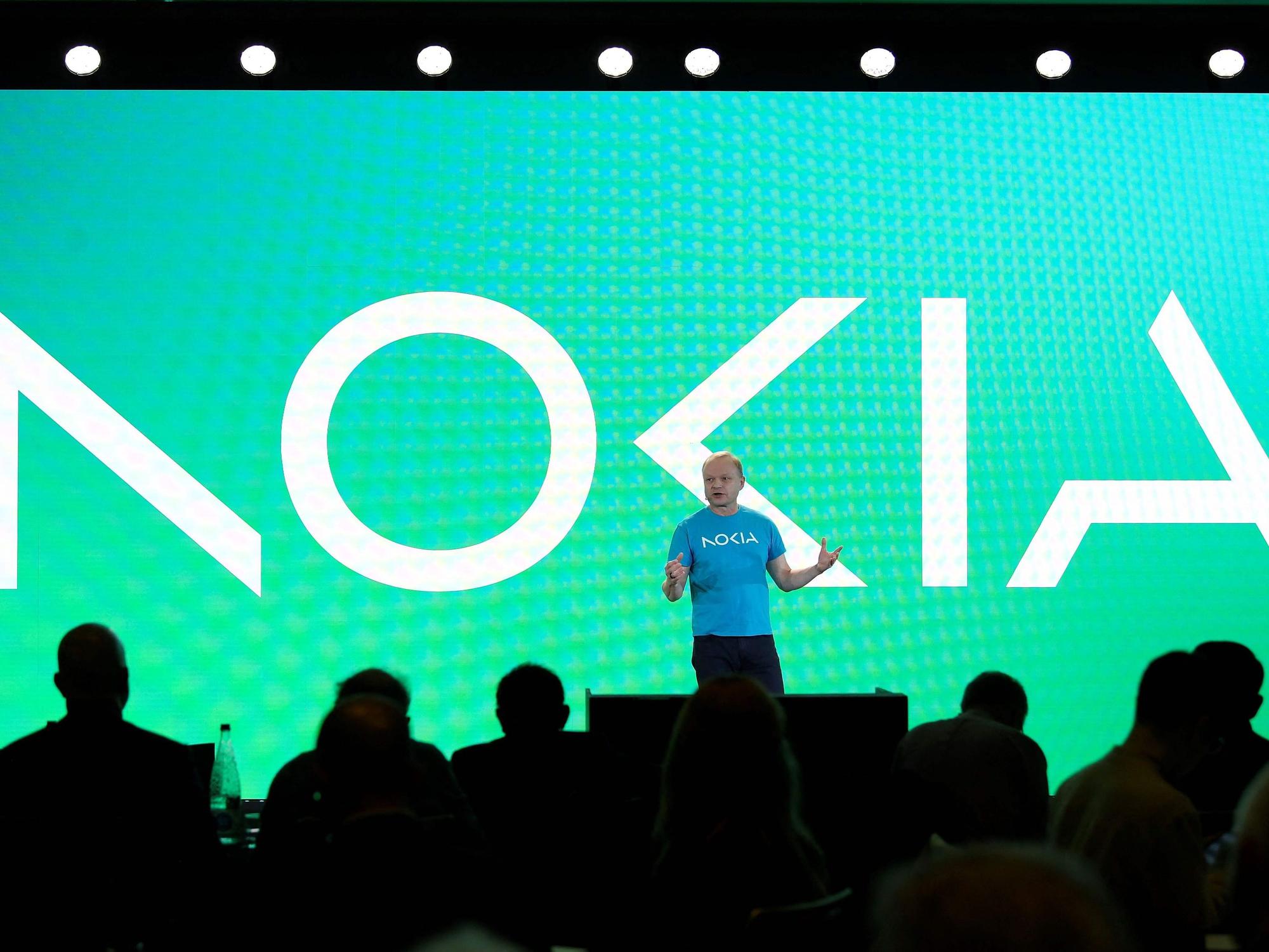 Nokia CEO Pekka Lundmark präsentiert das neue Nokia Logo auf dem Mobile World Congress (MWC), dem größten jährlichen Treffen der Telekommunikationsbranche in Barcelona im Februar 2023.