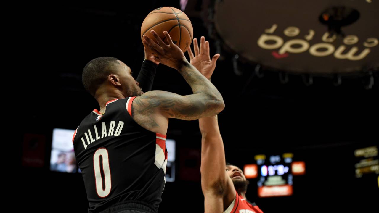 Damian Lillard trifft im Spiel der Portland Trail Blazers gegen die Houston Rockets am laufenden Mann.