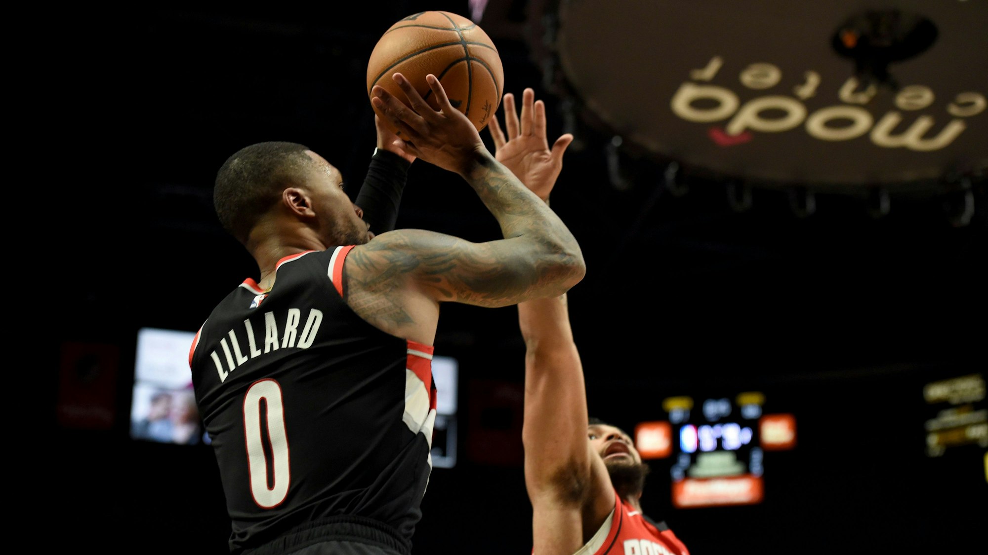Damian Lillard trifft im Spiel der Portland Trail Blazers gegen die Houston Rockets am laufenden Mann.