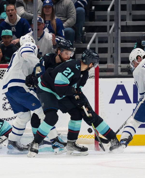 Philipp Grubauer liegt am Boden: Die Pleite seiner Seattle Kraken gegen die Toronto Maple Leafs konnte der deutsche NHL-Keeper nicht verhindern.