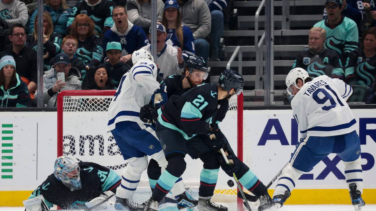 Philipp Grubauer liegt am Boden: Die Pleite seiner Seattle Kraken gegen die Toronto Maple Leafs konnte der deutsche NHL-Keeper nicht verhindern.