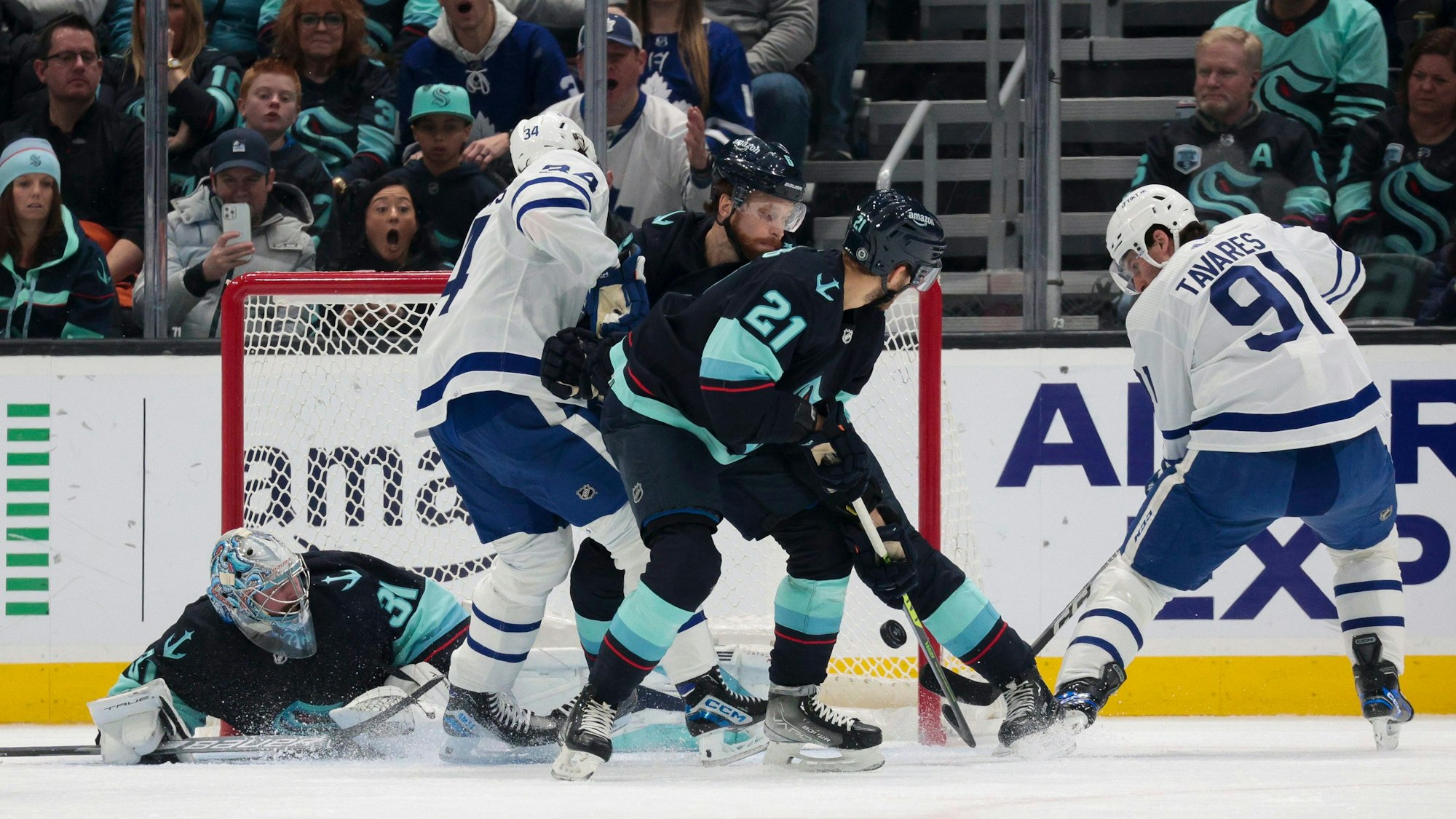 Philipp Grubauer liegt am Boden: Die Pleite seiner Seattle Kraken gegen die Toronto Maple Leafs konnte der deutsche NHL-Keeper nicht verhindern.