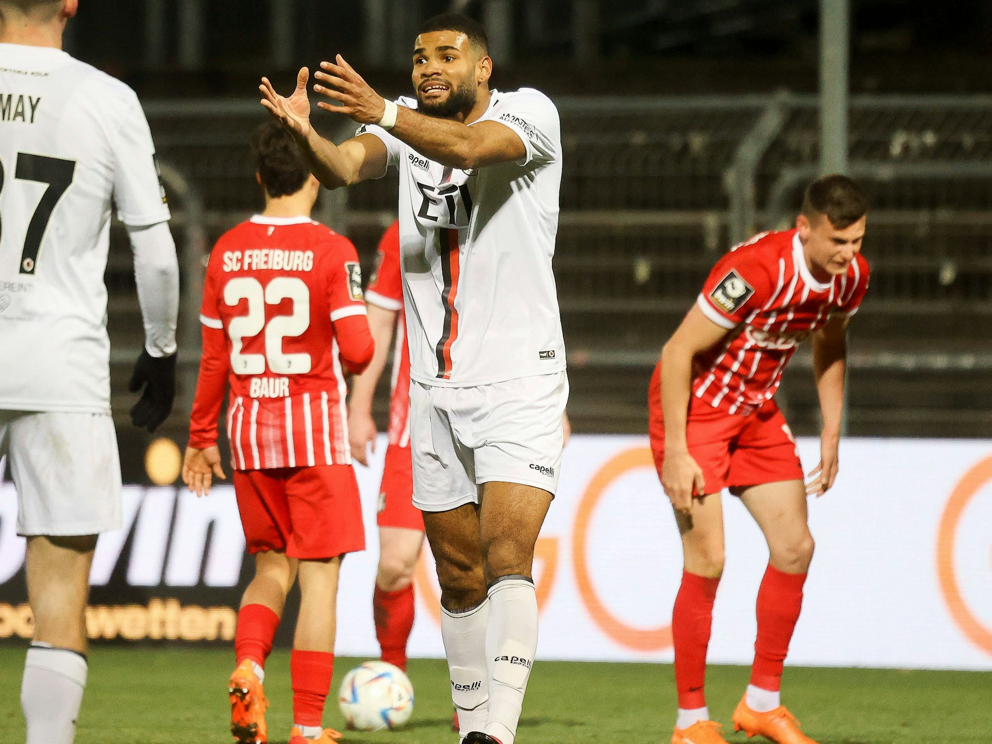 Jamil Siebert gestikuliert auf dem Platz.