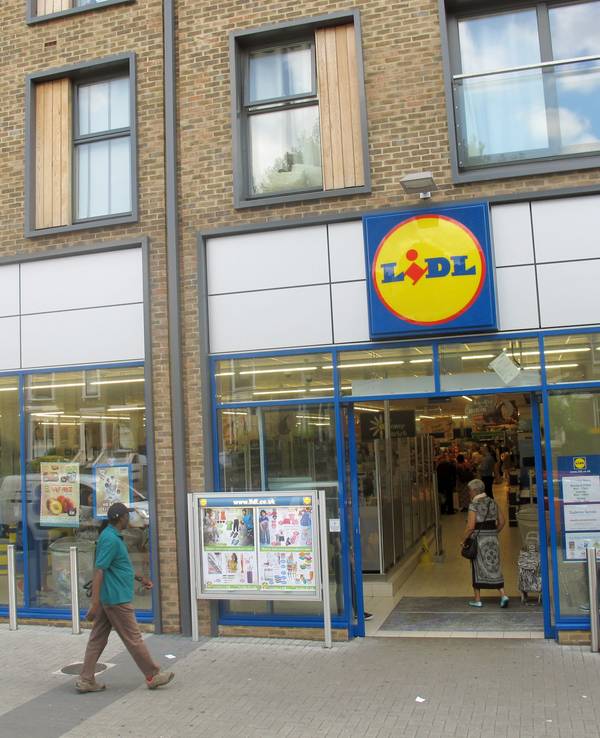 Eine britische Lidl-Filiale in Stockwell, London (England).