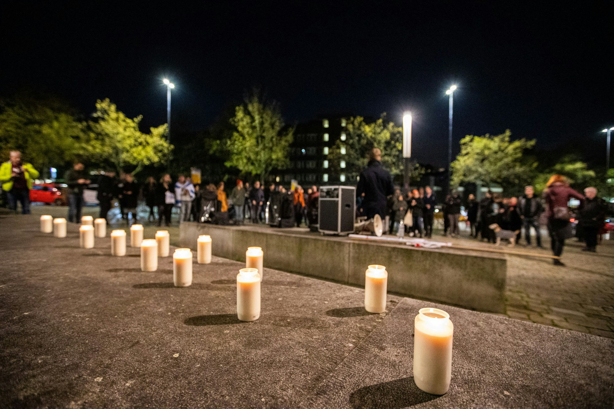 Kerzen stehen bei einer Mahnwache in Essen.
