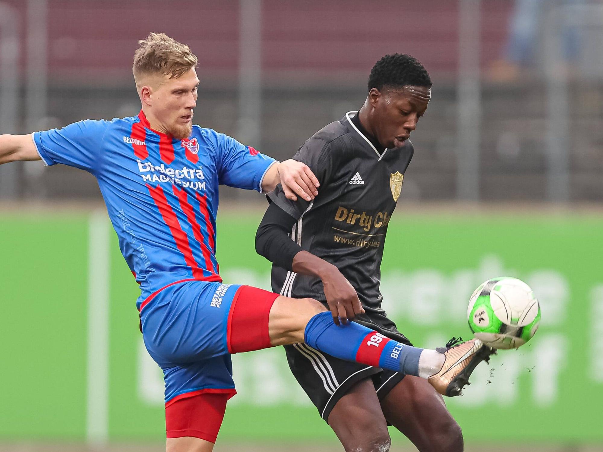 Maximilian Funk kämpft mit Düsseldorfs King Samuel Manu um den Ball.
