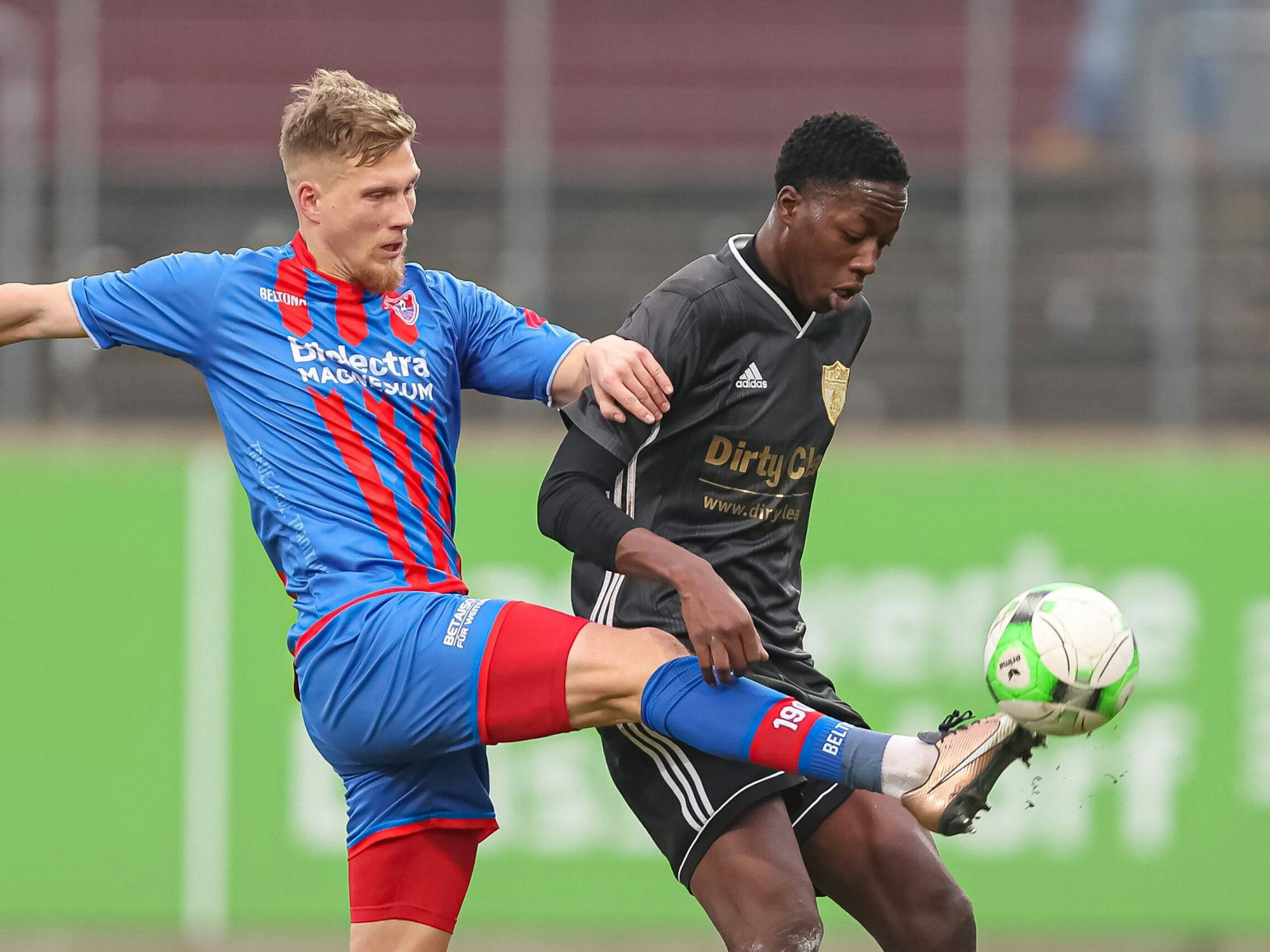 Maximilian Funk kämpft mit Düsseldorfs King Samuel Manu um den Ball.