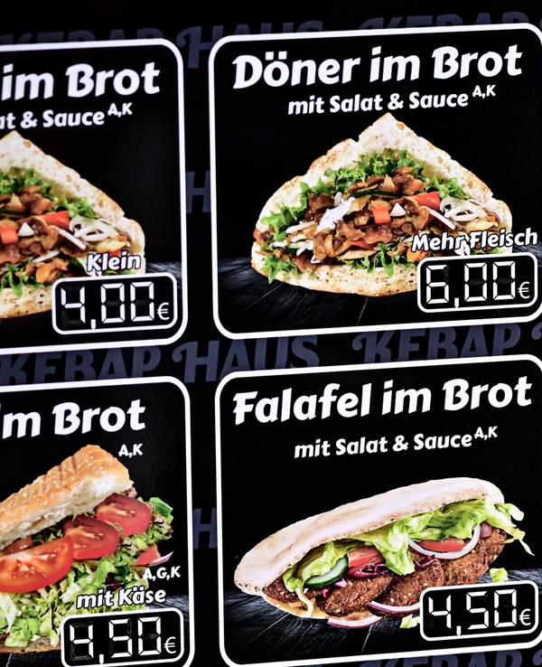 Auf einer Verkaufstafel, hier im April 2022, steht das Angebot einer Döner-Bude in Berlin Prenzlauer-Berg. Wegen der Inflation werden auch Dönerpreise immer teurer. Die Bundesregierung reagierte nun auf die Forderung einer Dönerpreis-Bremse.