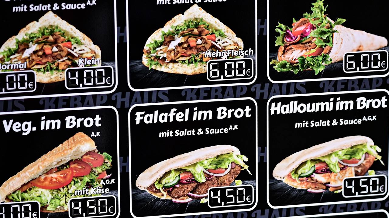 Auf einer Verkaufstafel, hier im April 2022, steht das Angebot einer Döner-Bude in Berlin Prenzlauer-Berg. Wegen der Inflation werden auch Dönerpreise immer teurer. Die Bundesregierung reagierte nun auf die Forderung einer Dönerpreis-Bremse.