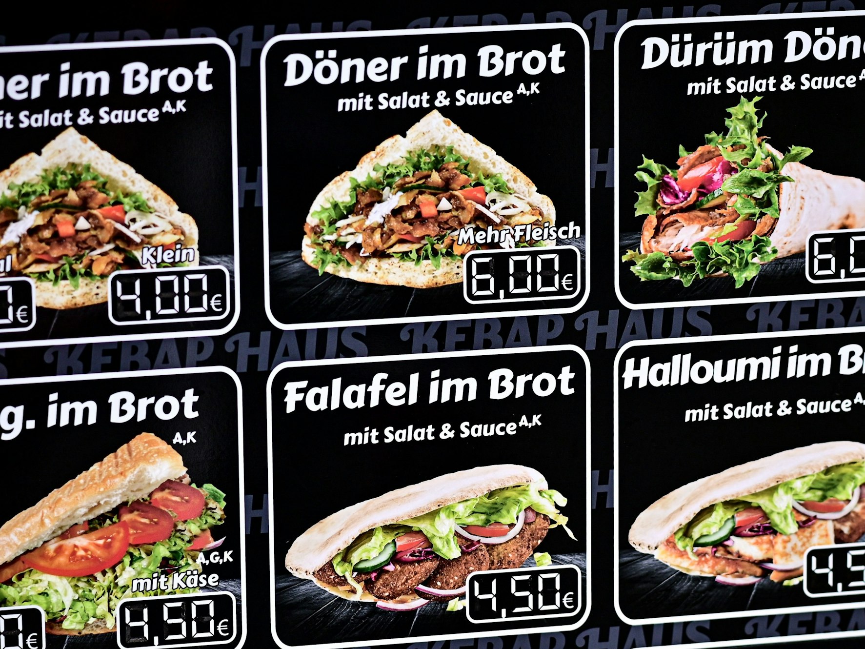 Auf einer Verkaufstafel, hier im April 2022, steht das Angebot einer Döner-Bude in Berlin Prenzlauer-Berg. Wegen der Inflation werden auch Dönerpreise immer teurer. Die Bundesregierung reagierte nun auf die Forderung einer Dönerpreis-Bremse.