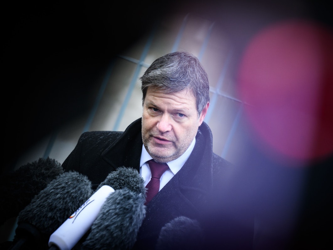 Robert Habeck (Bündnis 90/Die Grünen), Bundesminister für Wirtschaft und Klimaschutz, am 1. Februar 2023 in Berlin vor dem Bundeskanzleramt.
