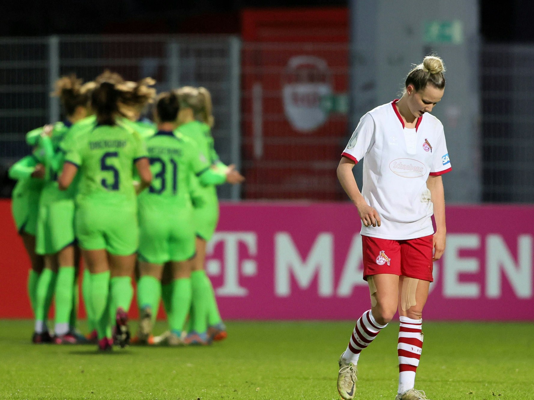 Jana Beuschlinger guckt beim Pokal-Spiel des 1. FC Köln gegen den VfL Wolfsburg enttäuscht.