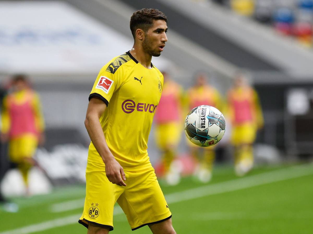 Achraf Hakimi kontrolliert bei einem Bundesliga-Spiel von Borussia Dortmund den Ball.